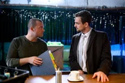 Ben (Jörg Rohde, l.) erfährt von dem Bauaufsichts-Mitarbeiter Jahnke (Pablo Konrad) entsetzt, dass er den Club vorerst nicht weiter betreiben darf. Ben (Jörg Rohde, l.) erfährt von dem Bauaufsichts-Mitarbeiter Jahnke (Pablo Konrad) entsetzt, dass er den Club vorerst nicht weiter betreiben darf.
