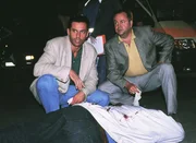 Auf einem Rastplatz an der Avus ist ein V‑Mann niedergeschossen worden. Die beiden Kommissare Eschenbach (Matthias Bullach, l.) und Kehler (Wolfgang Bathke) nehmen am Tatort erste Ermittlungen auf. Auf einem Rastplatz an der Avus ist ein V‑Mann niedergeschossen worden. Die beiden Kommissare Eschenbach (Matthias Bullach, l.) und Kehler (Wolfgang Bathke) nehmen am Tatort erste Ermittlungen auf.