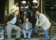 Stefan Kehler (Wolfgang Bathke, li.) und Mike Eschenbach (Matthias Bullach, re.) kümmern sich um den Drogeriebesitzer Paul Borowski (Raimund Gensel, Mi.), dessen Drogerie abgebrannt ist.