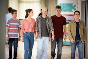 V.l.: Hugo (Nick Julius Schuck), Emma (Luise Befort), Leo (Tim Oliver Schultz) und Jonas (Damian Hardung) sind zusammen mit Sascha (Marvin Linke) auf dem Weg, einem Freund zu helfen.