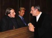 Oberstaatsanwalt Lotze (Henry van Lyck, r.) verhört im Gerichtssaal den angeklagten Frank Bethke (Andreas Schmidt, li.; Mi. Komparse). Oberstaatsanwalt Lotze (Henry van Lyck, r.) verhört im Gerichtssaal den angeklagten Frank Bethke (Andreas Schmidt, li.; Mi. Komparse).