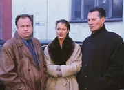 v.li.: Kommissar Stefan Kehler (Wolfgang Bathke) und Staatsanw&auml;ltin Charlotte Glaser (Britta Schmeling) sprechen mit dem Ladenbesitzer Giller (Manfred Lehmann), vor dessen Gesch&auml;ft ein Stadtstreicher ermordet wurde.