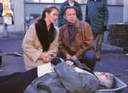 Staatsanw&auml;ltin Charlotte Glaser (Britta Schmeling) und Kommissar Stefan Kehler (Wolfgang Bathke) besichtigen den Tatort, um den Mord an dem Stadtstreicher Satkovic (Savin Sutter) aufzukl&auml;ren.