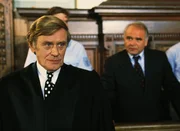 Karel Bosinsky (Edwin Marian, r.) wird des Waffenschmuggels und Mordes verd&auml;chtigt. Er sitzt auf der Anklagebank und wird von einem Anwalt (Horst Frank) vertreten, der mit allen Wassern gewaschen ist.