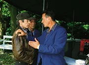 Dahlbeck (Manfred Lehmann, r.) der Besitzer des Gewinnerpferdes "Gl&uuml;cksfee", fordert von seinem Pferde-Pfleger Gerlitz (Achim Grubel, M.) und dem Pferde-Trainer (Marquard Bohm) absolutes Stillschweigen. Hat er etwas zu verbergen?