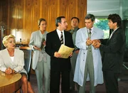 Bauunternehmer Rudolf Kaiser (Ezard Hausmann) wird verhaftet (v.l.: Lisa Riecken, Britta Schmeling, Gerhart Lotze, Wolfgang Bathke, Ezard Hausmann, Uwe Fellensiek). Bauunternehmer Rudolf Kaiser (Ezard Hausmann) wird verhaftet (v.l.: Lisa Riecken, Britta Schmeling, Gerhart Lotze, Wolfgang Bathke, Ezard Hausmann, Uwe Fellensiek).