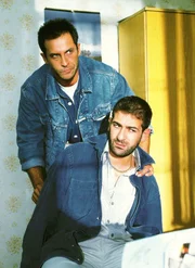 Kriminalkommissar Eschenbach (Matthias Bullach, l.) verh&ouml;rt den Knastdealer Ali Kayaci (Hassan-Ali Mete).