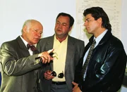 Dr. Rehberger (Ralf Wolter) hat als Sachverst&auml;ndiger wichtige Informationen f&uuml;r die beiden Kommissare Kehler (Wolfgang Bathke, M.) und Wolniak (Uwe Fellensiek, r.), die an einem aussergew&ouml;hnlichen Mordfall arbeiten.