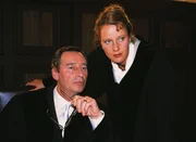 Oberstaatsanwalt Gerhart Lotze (Henry van Lyck) und Staatsanw&auml;ltin Charlotte Glaser (Britta Schmeling) h&ouml;ren sich die Ausf&uuml;hrungen der Verteidigung an.
