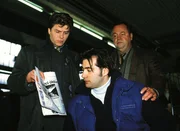 Kriminalhauptkommissar Stefan Kehler (Wolfgang Bathke, re.) und sein Kollege Peter Wolniak (Uwe Fellensiek, li.) vernehmen &Uuml;mit (Kurtulus Alsan), den sie f&uuml;r den M&ouml;rder der jungen T&uuml;rkin halten.