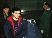 Kriminalkommissar Wolniak (Uwe Fellensiek, li.) hat Musa Yanbak (Turhan Bektas, 2.v.li.) zur Identifizierung einer Leiche begleitet. Musa best&auml;tigt, dass es sich hier um seine geliebte Schwester Ayse handelt.