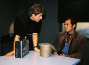 Ein herzkrankes Baby ist gekidnappt worden. Sektenführer Joschua (Silvan Pierre Leirich) wird verdächtigt, etwas darüber zu wissen. Kriminalkommissar Wolniak (Uwe Fellensiek, li.) befragt ihn. Ein herzkrankes Baby ist gekidnappt worden. Sektenführer Joschua (Silvan Pierre Leirich) wird verdächtigt, etwas darüber zu wissen. Kriminalkommissar Wolniak (Uwe Fellensiek, li.) befragt ihn.