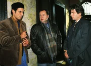 Ein herzkrankes Baby ist gekidnappt worden. Die Kriminalkommissare Kehler (Wolfgang Bathke, Mi.) und Wolniak (Uwe Fellensiek, re.) verdächtigen Sektenführer Joschua (Silvan Pierre Leirich) etwas darüber zu wissen. Ein herzkrankes Baby ist gekidnappt worden. Die Kriminalkommissare Kehler (Wolfgang Bathke, Mi.) und Wolniak (Uwe Fellensiek, re.) verdächtigen Sektenführer Joschua (Silvan Pierre Leirich) etwas darüber zu wissen.