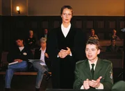 Staatsanwältin Charlotte Glaser (Britta Schmeling) verhört den Streifenpolizisten Uwe Beck (Andreas Arnstett) über den Tathergang nach einem Banküberfall. Staatsanwältin Charlotte Glaser (Britta Schmeling) verhört den Streifenpolizisten Uwe Beck (Andreas Arnstett) über den Tathergang nach einem Banküberfall.