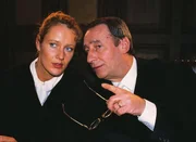 Staatsanw&auml;ltin Charlotte Glaser (Britta Schmeling) und Oberstaatsanwalt Dr. Gerhard Lotze (Henry van Lyck) beraten sich w&auml;hrend einer Verhandlung.
