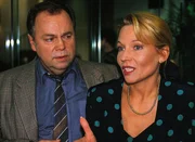 Kriminalhauptkommissar Kehler (Wolfgang Bathke) befragt Frau G&ouml;del (Angela Neumann), die Angestellte der ausgeraubten Bank.