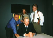Uli Schacht (Dirk Martens) wird verhört; Szene mit Kehler, Glaser und Wolniak (v.li.: Wolfgang Bathke, Britta Schmeling, Uwe Fellensiek). Uli Schacht (Dirk Martens) wird verhört; Szene mit Kehler, Glaser und Wolniak (v.li.: Wolfgang Bathke, Britta Schmeling, Uwe Fellensiek).