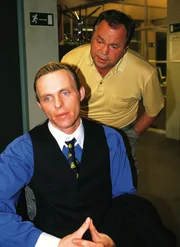Kriminalhauptkommissar Kehler (Wolfgang Bathke) verh&ouml;rt den unter Mordverdacht stehenden Uli Schacht (Dirk Martens).