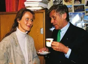 Staatsanw&auml;ltin Glaser (Britta Schmeling) und Verteidiger Dr. Vogel (Horst Frank) unterhalten sich &uuml;ber den m&ouml;glichen Tathergang des Mordes an einem Kaufhausdetektiv.