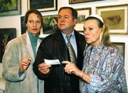 Staatsanw&auml;ltin Glaser (Britta Schmeling) und Kommissar Kehler (Wolfgang Bathke) versuchen von der Hausmeisterin Erna Knoppe (Ingrid van Bergen, re.) etwas &uuml;ber den m&ouml;glichen Tathergang zum Mord von Alfons Renier zu erfahren.