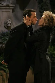 Nachdem Alan (Jon Cryer, l.) Norma (Cloris Leachman, r.) zu ihrem Friseurtermin gefahren hat, macht sie ihm ein Angebot, das er annimmt ...