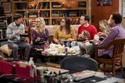 (v.l.n.r.) Howard (Simon Helberg); Bernadette (Melissa Rauch); Amy (Mayim Bialik); Sheldon (Jim Parsons); Penny (Kaley Cuoco); Leonard (Johnny Galecki)