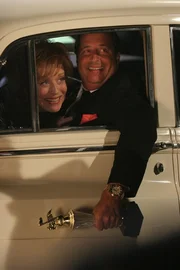 Evelyn (Holland Taylor, l.) genie&szlig;t das Rampenlicht mit Gewinner Archie (Jon Lovitz, r.)