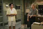 Charlie Harper (Charlie Sheen, l.); Gef&auml;ngnisw&auml;rterin (Diane Delano, r.)