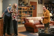 (v.l.n.r.) Wyatt (Keith Carradine); Penny Hofstadter (Kaley Cuoco); Leonard Hofstadter (Johnny Galecki)