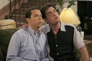 Alan Harper (Jon Cryer, l.): Charlie Harper (Charlie Sheen, r.)