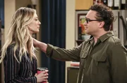 Penny (Kaley Cuoco, l.); Leonard Hofstadter (Johnny Galecki, r.)