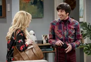 Bernadette (Melissa Rauch, l.); Howard Wolowitz (Simon Helberg, r.)