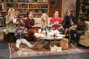 (v.l.n.r.) Bernadette (Melissa Rauch); Howard Wolowitz (Simon Helberg); Leonard Hofstadter (Johnny Galecki); Penny (Kaley Cuoco); Sheldon Cooper (Jim Parsons); Amy Farrah Fowler (Mayim Bialik); Rajesh Koothrappali (Kunal Nayyar)