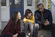 (v.l.n.r.) Emily (Maria Dizzia); Piper (Alexa Swinton); Alex Evans (Donald Faison)