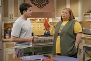 Charlie Harper (Charlie Sheen, l.); Berta (Conchata Ferrell, r.)