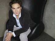 (3. Staffel) - Durch seine Nachbarin Polly lernt Physiker Dr. Leonard Hofstadter (Johnny Galecki) ein ganz anderes Leben kennen ...