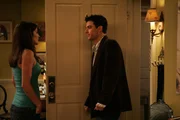Ted (Josh Radnor, r.) hat noch immer keinen Anruf von Victoria erhalten. Als ihn Robin (Cobie Smulders, l.) fragt, ob er bei ihr vorbeikommen will, z&ouml;gert er deshalb nicht lange ...