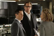 Während Bull (Michael Weatherly, M.) Benny (Freddy Rodriguez, l.) Lieutenant Tamsin Dale verteidigen lässt, die wegen Geheimnisverrats angeklagt ist und vor das Militärgericht gestellt wird, zwingt Marissa (Geneva Carr, r.) das Team ohne ihre übliche Technik zu arbeiten, weil sie einen Hackerangriff befürchtet.