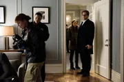 Bull (Michael Weatherly, r.) wird zur Wohnung eines wichtigen Zeugen im Fall Withrow gerufen - dieser hatte gegen den Bauunternehmer ausgesagt, dass er als Projektleiter Withrow mehrmals auf Mängel in der Konstruktion hingewiesen habe ...