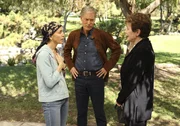 Lynettes Stiefvater Glen (Richard Chamberlain, M.) erscheint bei den Scavos und das Wiedersehen zwischen ihm und Lynette (Felicity Huffman, l.) f&auml;llt &auml;u&szlig;erst herzlich aus. Die beiden versuchen Stella (Polly Bergen, r.) im Park zu treffen ....