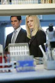 Det. Lilly Rush (Kathryn Morris, r.) und Det. Scott Valens (Danny Pino, l.) erwarten den Laborbericht ...