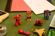 Spielzeug auf dem Tisch