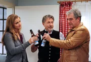 Trotz Andr&eacute;s (Joachim L&auml;tsch, r.) R&uuml;ckzug aus der Brauerei, sto&szlig;en Theresa (Ines Lutz, l.) und Julius (Michele Oliveri, M.) mit ihm an.