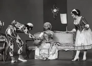 Eine Commedia dell'arte-Szene. Von links: Arlecchino, Rosaura und die Kammerzofe Colombina.