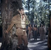 Bei dem Versuch, seine Freunde zu befreien, ist Lederstrumpf (Hellmut Lange) in die Hände der Irokesen geraten. Bei dem Versuch, seine Freunde zu befreien, ist Lederstrumpf (Hellmut Lange) in die Hände der Irokesen geraten.