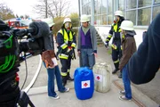 GRIPS Deutsch - Die richtige Information kann lebenswichtig sein, das lernen die Schüler bei der Feuerwehr bei einer Giftunfall-Übung. Um welchen Stoff handelt es sich? Welche Gefahrenhinweise sind zu beachten? GRIPS Deutsch - Die richtige Information kann lebenswichtig sein, das lernen die Schüler bei der Feuerwehr bei einer Giftunfall-Übung. Um welchen Stoff handelt es sich? Welche Gefahrenhinweise sind zu beachten?