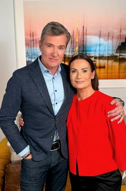 Der Film "Merci, Udo - Songs f&uuml;r die Ewigkeit von Udo J&uuml;rgens" von Melanie Didier w&uuml;rdigt dieses gro&szlig;e Werk Udo J&uuml;rgens mit seinen sch&ouml;nsten und bedeutendsten Liedern. In einf&uuml;hlsamen und sehr bewegenden Interviews erz&auml;hlen seine Kinder Jenny J&uuml;rgens (r) und John J&uuml;rgens, wie es war mit so einem ber&uuml;hmten Vater aufzuwachsen und warum sein musikalisches Verm&auml;chtnis bis heute nachwirkt.