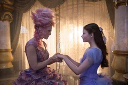 L-R: Sugar Plum (Keira Knightley) und Clara (Mackenzie Foy)