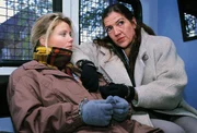 Vivi (Annette Frier, li.) und Walter (Katy Karrenbauer) sind geschnappt worden und werden wieder eingeliefert.