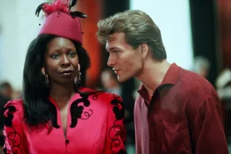 Das obskure Medium Oda Mae Brown (Whoopi Goldberg, l.) stellt erschreckt fest, dass sie wirklich mit dem Geist Sam (Patrick Swayze, r.) kommunizieren kann ...